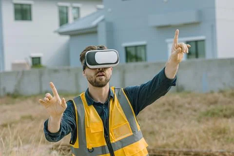 Engineer male worker using VR visual reality technology in construction ind.. Stockfoto's