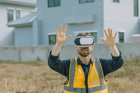 Engineer male worker using VR visual reality technology in construction ind.. Stockfoto's