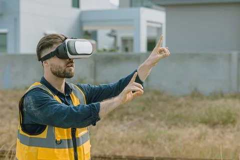 Engineer male worker using VR visual reality technology in construction ind.. Stockfoto's