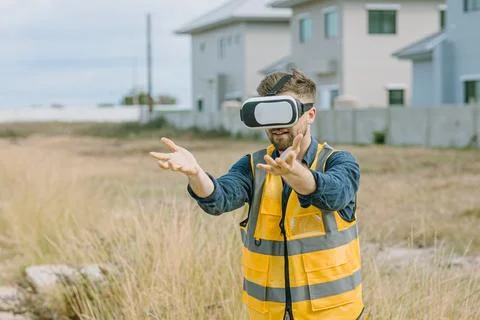 Engineer male worker using VR visual reality technology in construction ind.. Stockfoto's