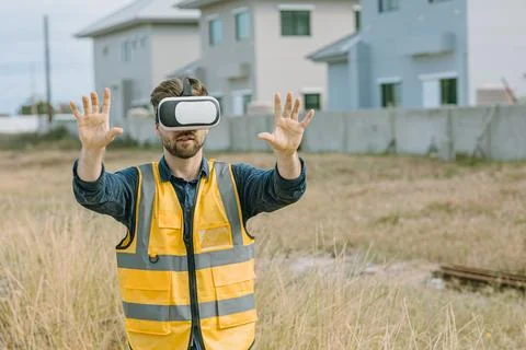 Engineer male worker using VR visual reality technology in construction ind.. Stockfoto's