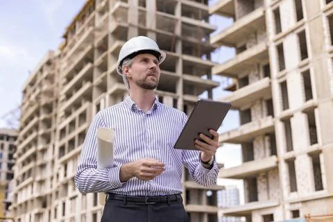 Engineer man in helmet use tablet computer for controls construction of sky.. Foto stock
