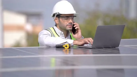 Engineer man inspects construction of solar cell panel by electronic device. 스톡 동영상 155006624