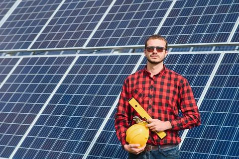 Engineer. Man near solar panel. Worker with a folder. Foto stock