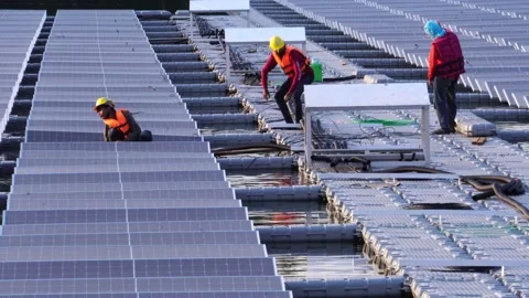Engineer man placing solar panel on the frame Видео 169808196