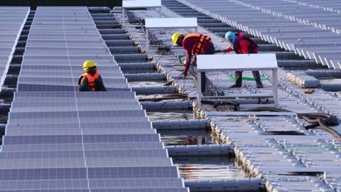 Engineer man placing solar panel on the frame Видео 169808199