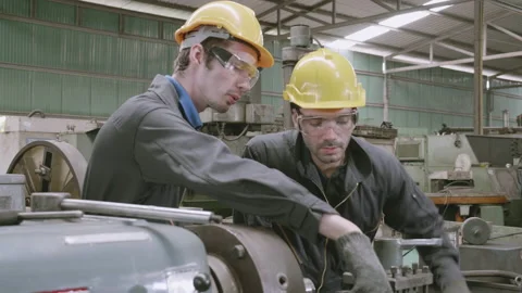 Engineer man training with foreman for apprentice using lathe, apprenticeship 스톡 동영상 138908514