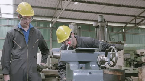 Engineer man training with foreman for apprentice using lathe, apprenticeship 스톡 동영상 139218148