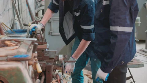 Engineer man training with foreman for apprentice using lathe, apprenticesh.. 스톡 동영상 229572667