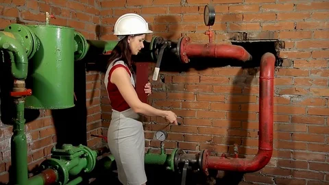 The engineer measures the temperature of the heating pipe with a laser pyrometer 動画素材 76250317