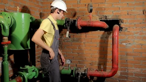 The engineer measures the temperature of the heating pipe with a laser pyrometer 動画素材 76259030