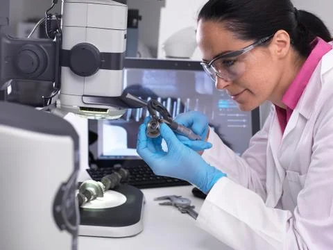 Engineer measuring manufactured component for accuracy and quality control Foto stock