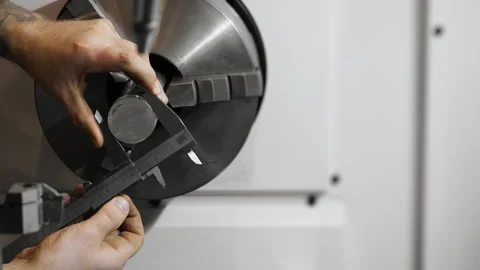 Engineer measuring metal part with caliper in machining factory. Vídeo Stock 330216489