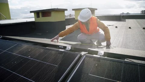 Engineer measuring solar panels on rooftop. Vidéo 331299335