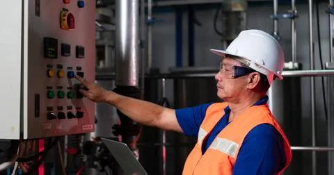 Engineer of Mechanical Plant Checking the electronic circuit of the machin... Foto stock