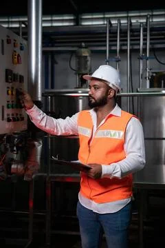 Engineer of Mechanical Plant Checking the electronic circuit of the machin... Foto stock