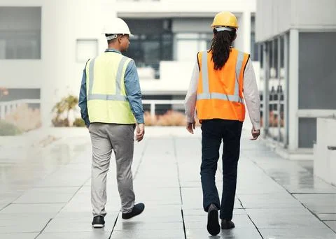 Engineer men back, city and walk for architecture, construction teamwork and Foto stock
