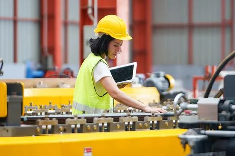 Engineer Operating Machinery with Tablet in Manufacturing Environment for I.. Stock-Fotos