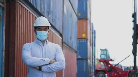 Engineer or construction worker wearing a hard hat and Face mask While working Vídeos de archivo 138385160