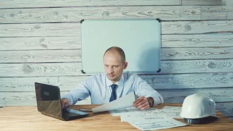 Engineer or foreman working with project documentation in the office. Stockfoto's