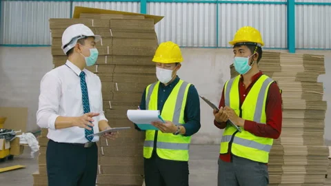 Engineer people are wearing  protective mask working in warehouse Vidéo 158174047