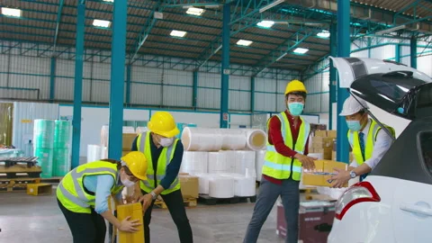 Engineer people are wearing  protective mask working in warehouse Vídeo Stock 158174503
