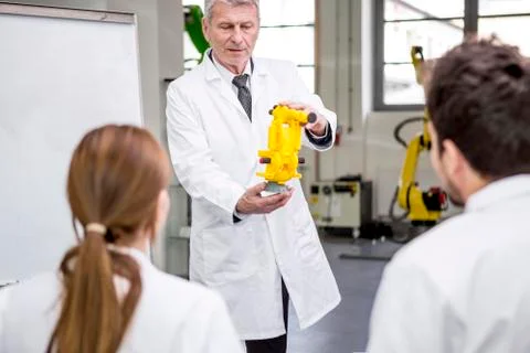 Engineer presenting model of an industrial robot Foto stock