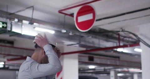 Engineer puts on helmet against No passage traffic sign Stockbeeldmateriaal 183547503