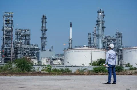 Engineer on refinery. Stock-Fotos