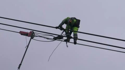 Engineer repairing the Table Mountain aerial cableway cable Stock Footage 242015441