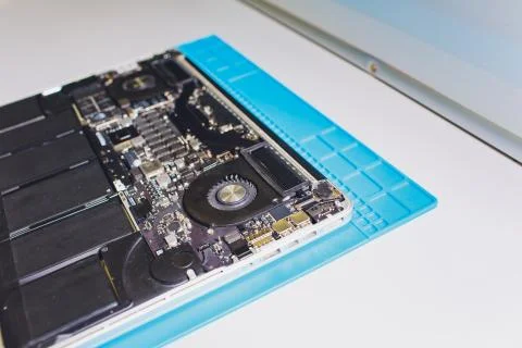 The engineer repairs the laptop pc, computer and the motherboard. Installs the 스톡 사진