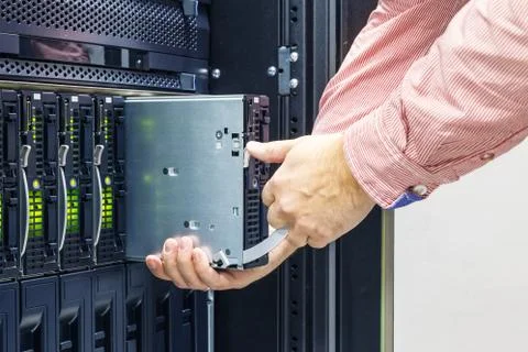 Engineer replace of faulty blade server Foto stock