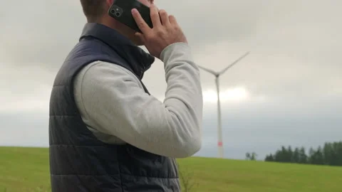 Engineer reports about functioning wind turbine on phone Video stock 202197468