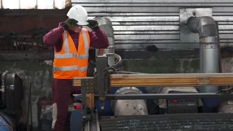 An engineer sets up a CNC plasma machine for cutting metal. Stock-Footage 275047756
