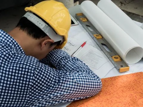 Engineer sleeps on the table while working. Foto stock