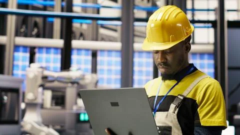 Engineer in smart factory implementing renewable energy solutions Foto stock