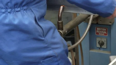 Engineer Spot Welding Vídeos de archivo 71822606