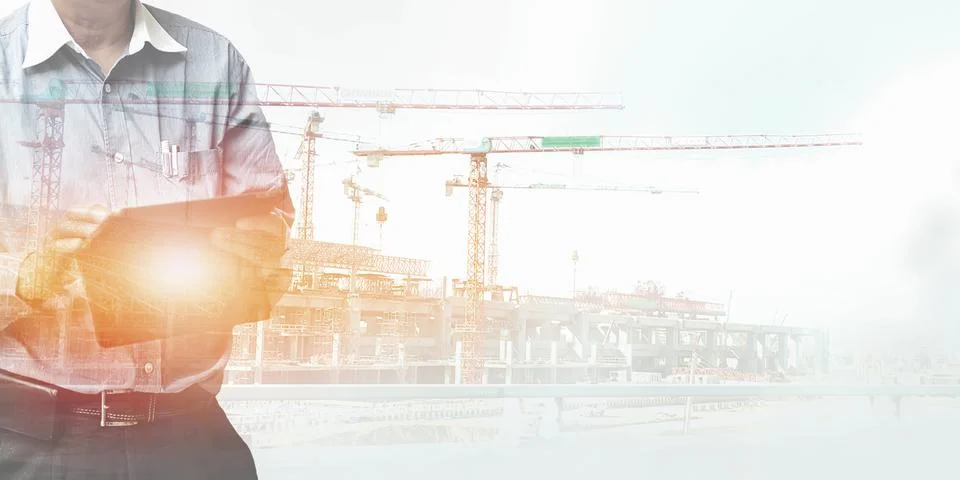 Engineer standing using tablet control and manage work at construction site. Foto stock