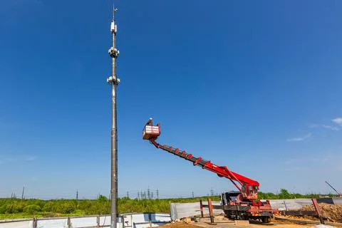 Engineer starts working on the telecommunication tower -cellular phone repeater Stock-Fotos