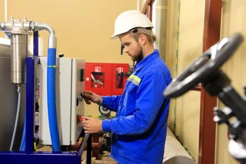 Engineer of substation starts technological process. Management technological Foto stock