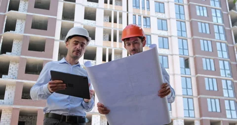 An engineer with a tablet computer convinces the builder Vidéo 144890999