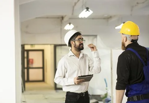 Engineer talking with construction worker Foto stock