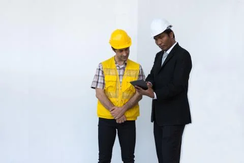 Engineer talking description construction plan in tablet listen to workers Stockfoto's