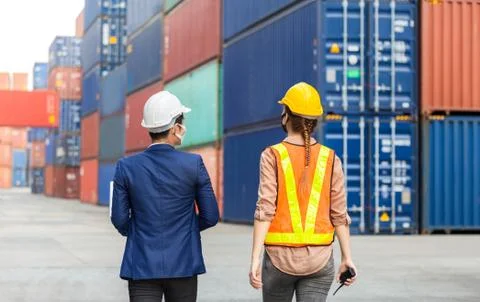 Engineer talking with foreman worker at containers cargo Фото