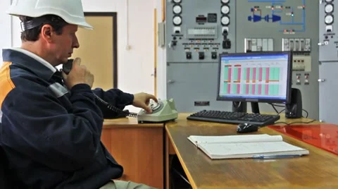 Engineer Talks By Phone Vídeo Stock 8659503