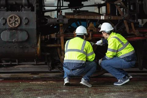 Engineer team service maintenance old broken diesel steam train park at rai.. Foto stock