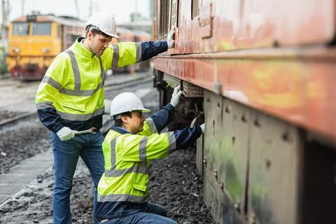 Engineer team service maintenance old broken diesel train park at railway d.. Foto stock