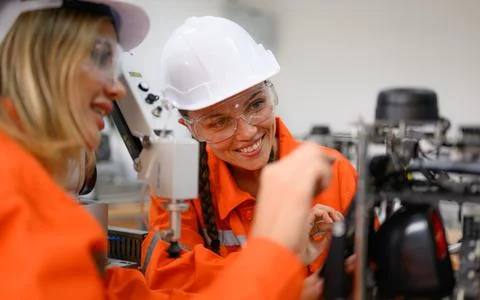 Engineer technician checking and operating in training program 库存照片