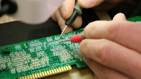 The Engineer Technician is checking the printed circuit board with a tester Vidéo 293149206
