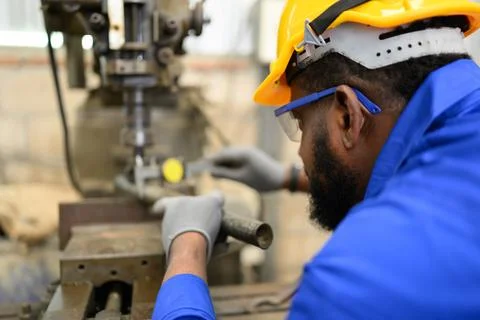 Engineer technician controlling robotic arms on computer laptop Foto stock